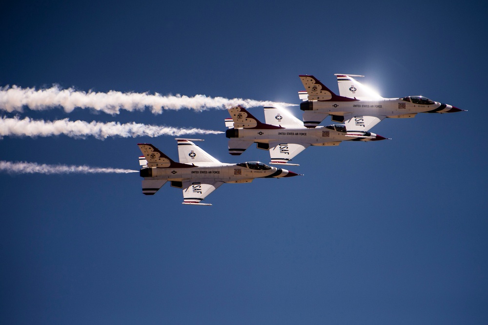 Thunderbirds practice for 2018 Cannon Air Show, Space and Tech Fest