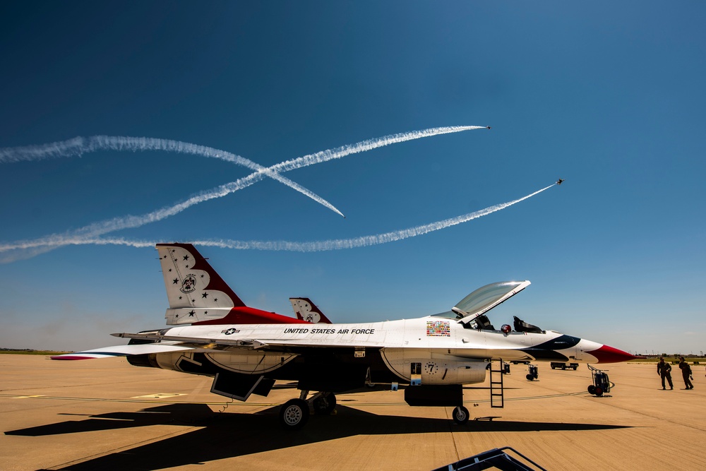 Thunderbirds practice for 2018 Cannon Air Show, Space and Tech Fest