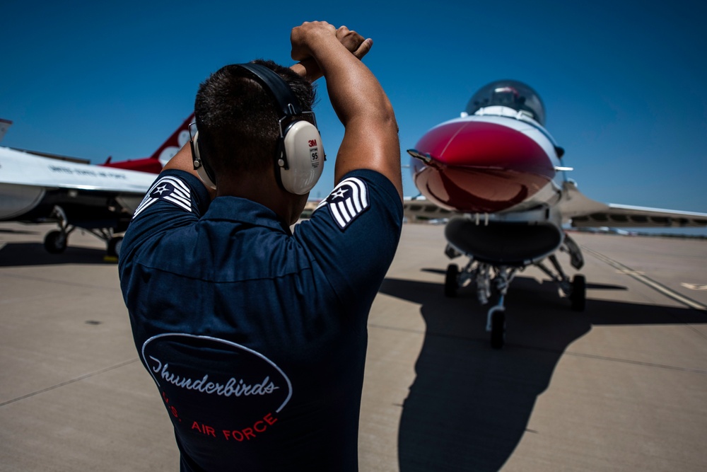 Thunderbirds practice for 2018 Cannon Air Show, Space and Tech Fest
