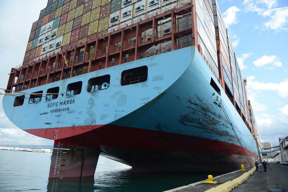 Coast Guard attends Sofie Maersk in Honolulu