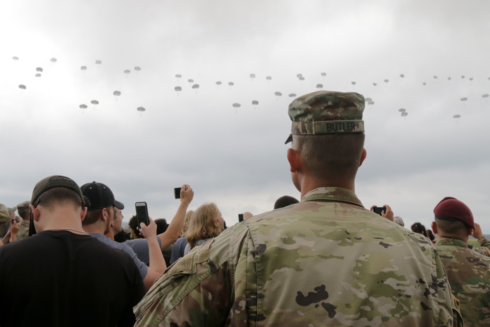 Army recruits experience Airborne Review