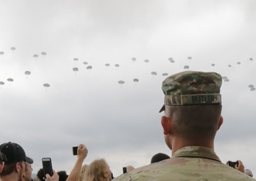 Army recruits experience Airborne Review