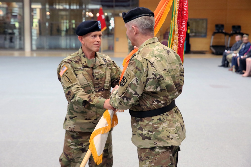 Worthington relinquishes command of 2nd Theater Signal Brigade