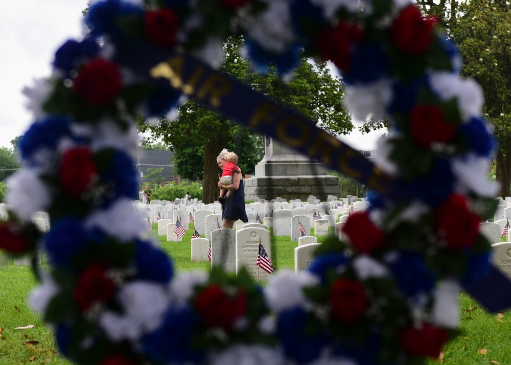 Honoring legacies of the fallen: Community gathers to pay tribute