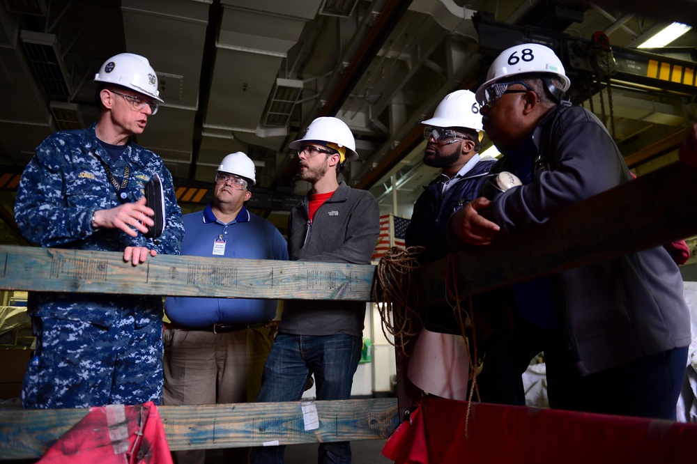 Nimitz Hosts Congressional Chiefs Of Staff