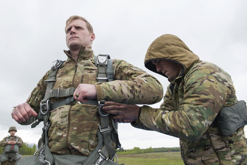 Airmen, Soldiers and Guardsmen conduct airborne training at JBER