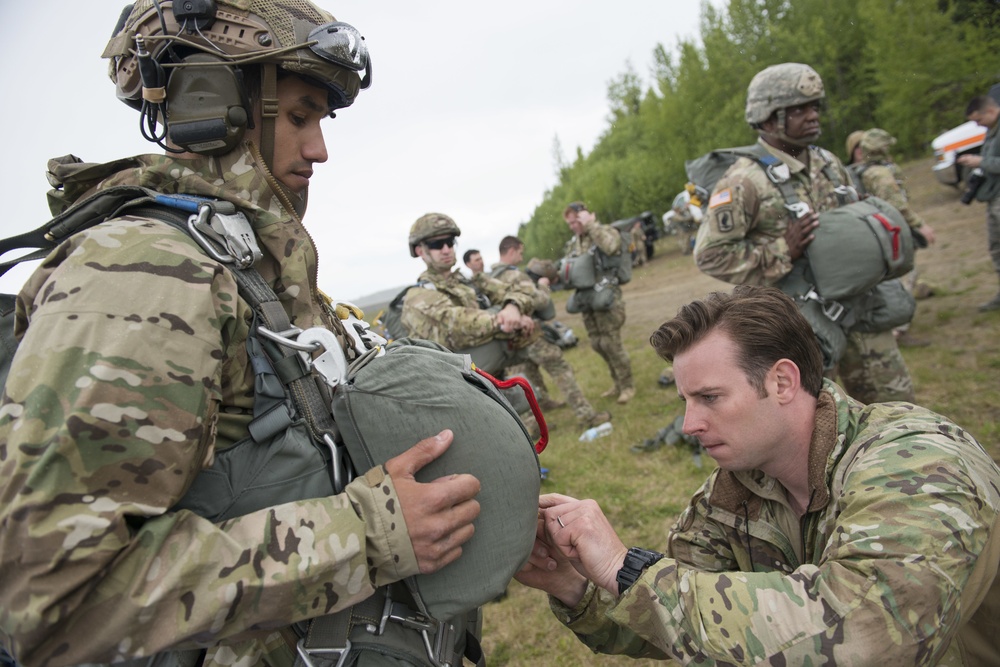 Airmen, Soldiers and Guardsmen conduct airborne training at JBER