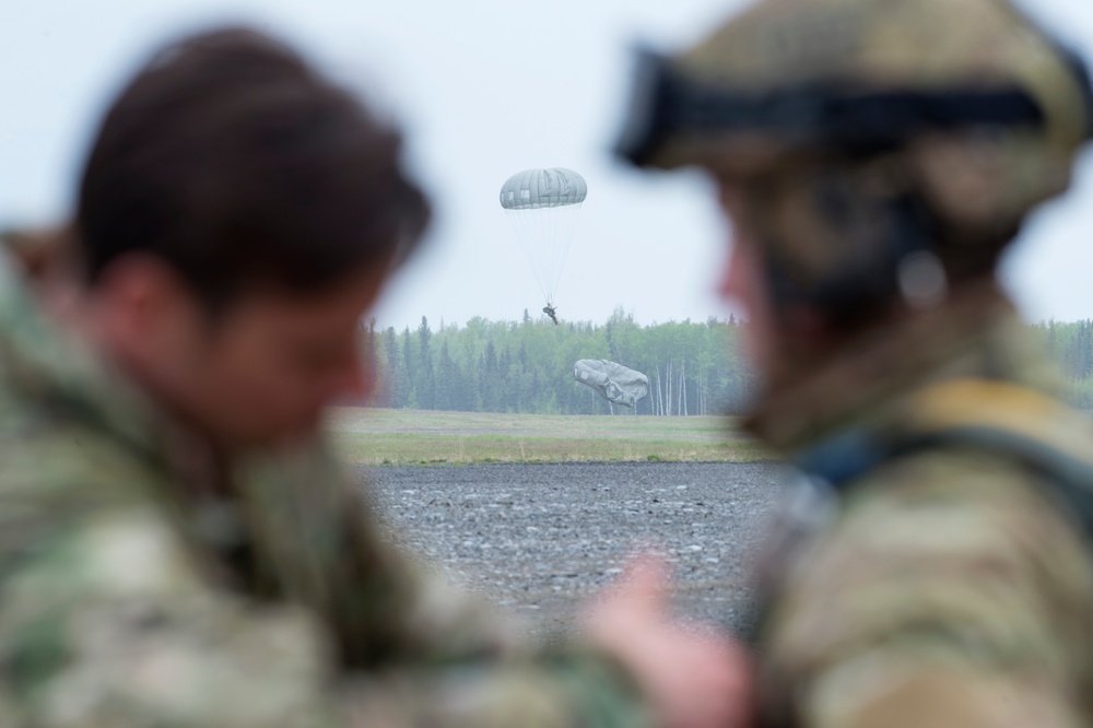 Airmen, Soldiers and Guardsmen conduct airborne training at JBER