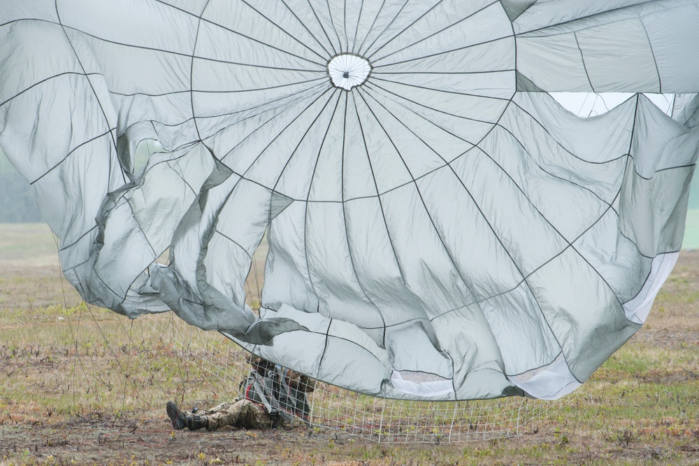 Airmen, Soldiers and Guardsmen conduct airborne training at JBER