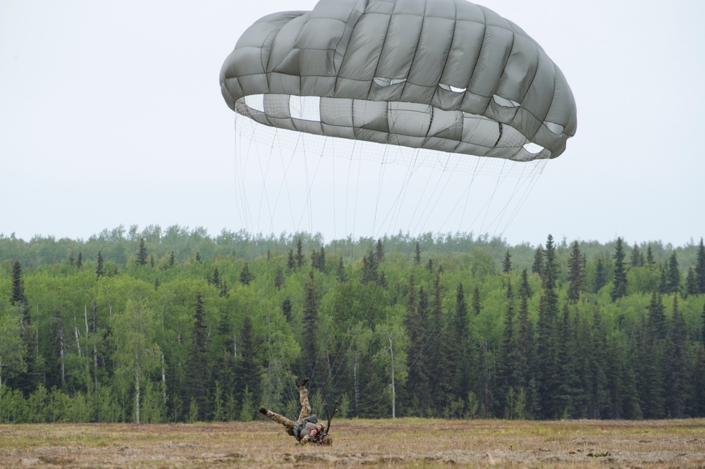 Airmen, Soldiers and Guardsmen conduct airborne training at JBER