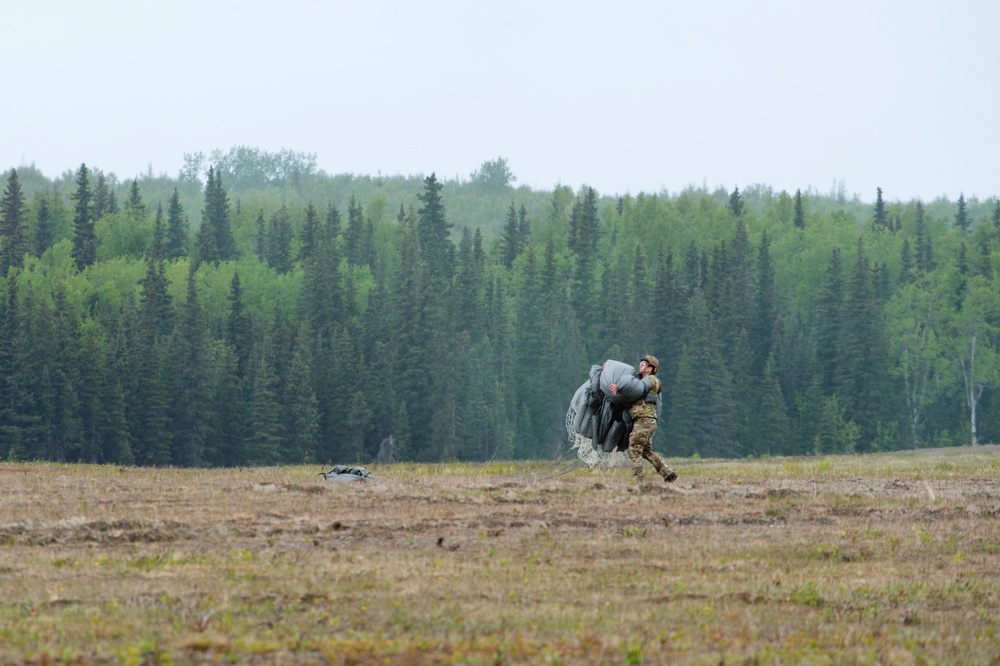 Airmen, Soldiers and Guardsmen conduct airborne training at JBER