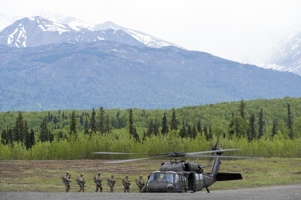 Airmen, Soldiers and Guardsmen conduct airborne training at JBER