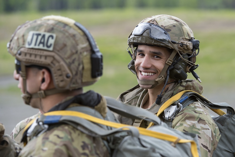 Airmen, Soldiers and Guardsmen conduct airborne training at JBER