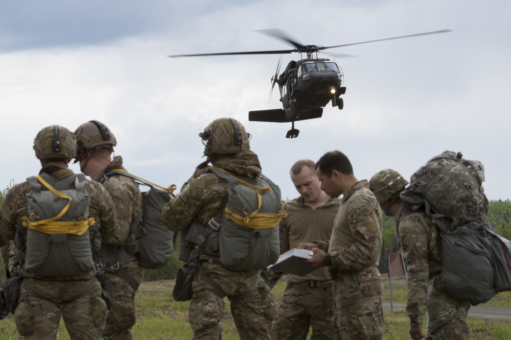 Airmen, Soldiers and Guardsmen conduct airborne training at JBER