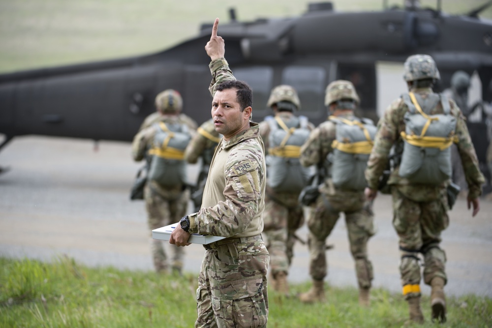 Airmen, Soldiers and Guardsmen conduct airborne training at JBER