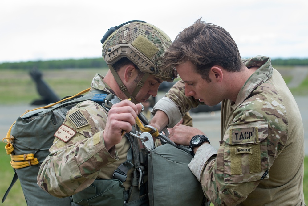 Airmen, Soldiers and Guardsmen conduct airborne training at JBER