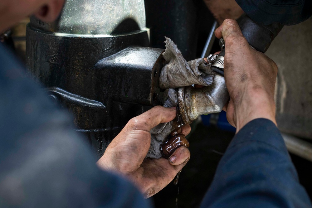 AAV Marines replace engine on ship