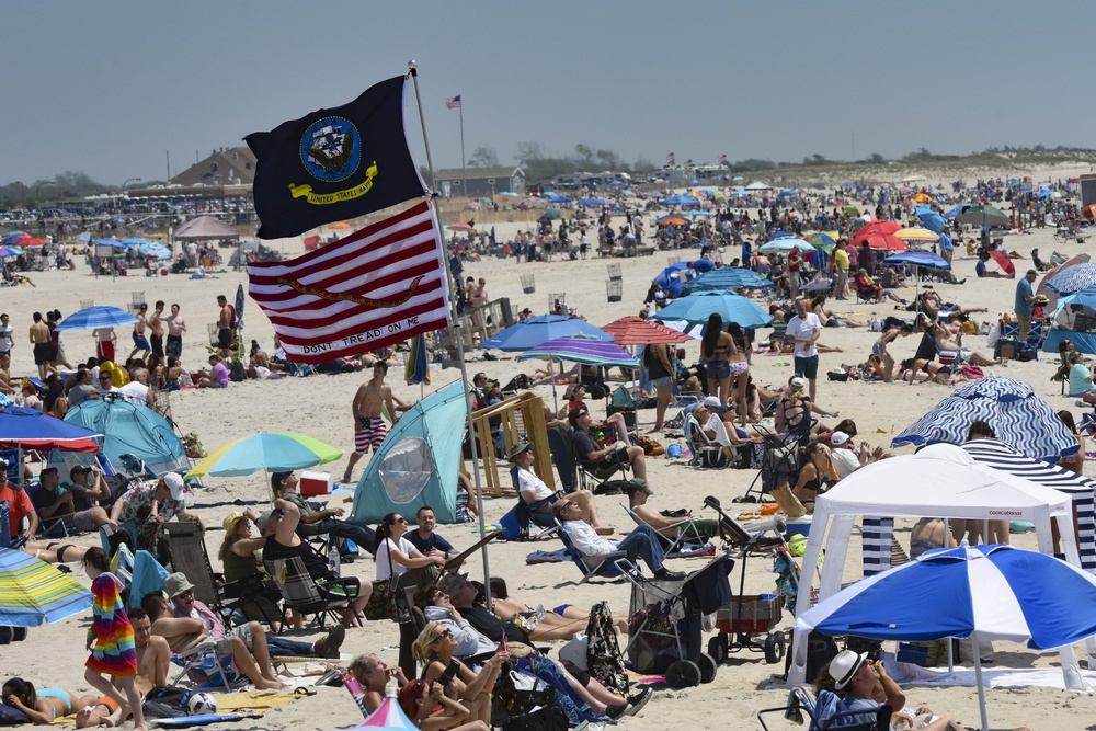 F-22 Raptor Demo brings show to Jones Beach