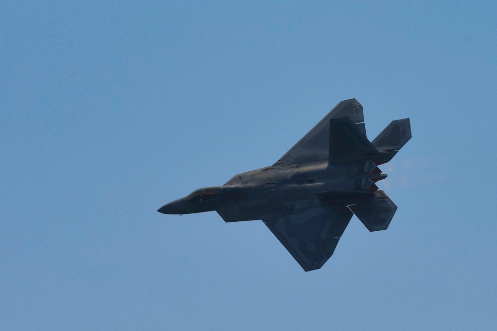 F-22 Raptor Demo brings show to Jones Beach