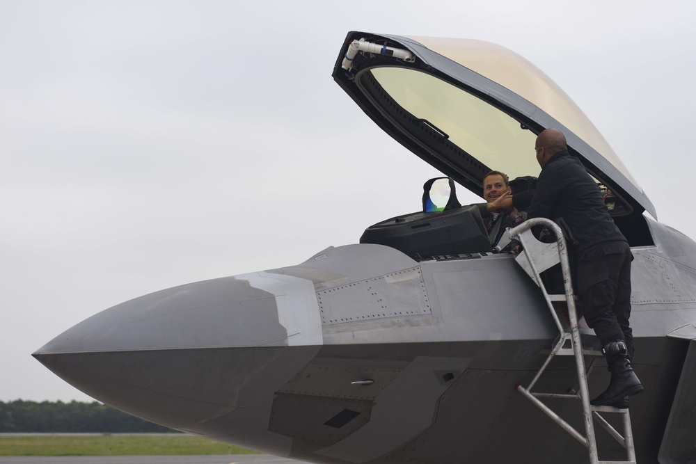 F-22 Raptor Demo brings show to Jones Beach