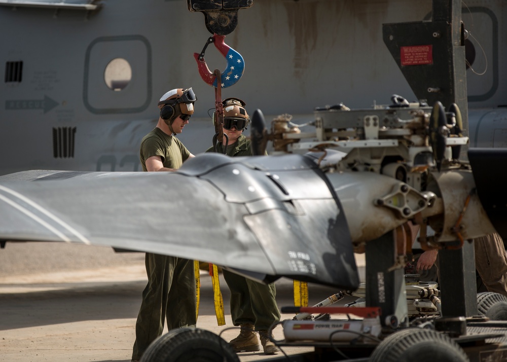 VMM-164 Mechanics Sustain Operational Readiness