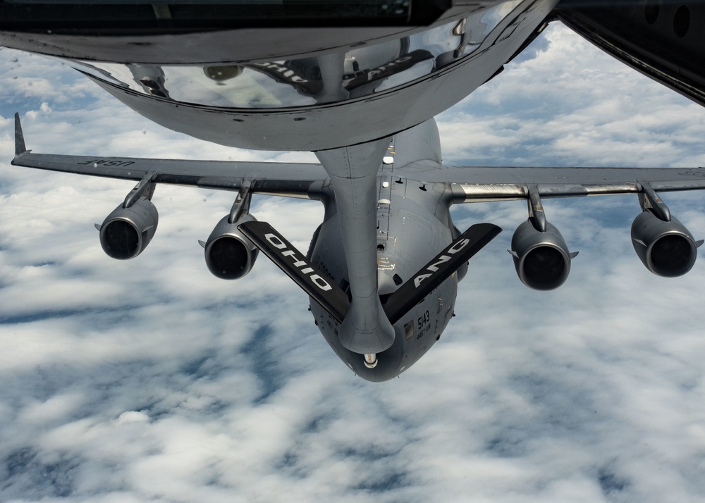121st ARW refuels a C-17