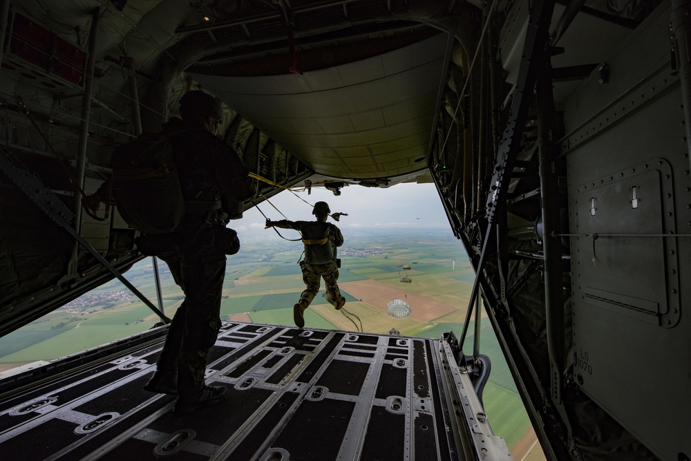 Paratroopers jump to conclude International Jump Week