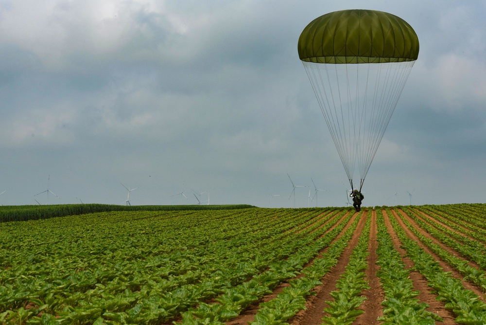 Paratroopers jump to conclude International Jump Week