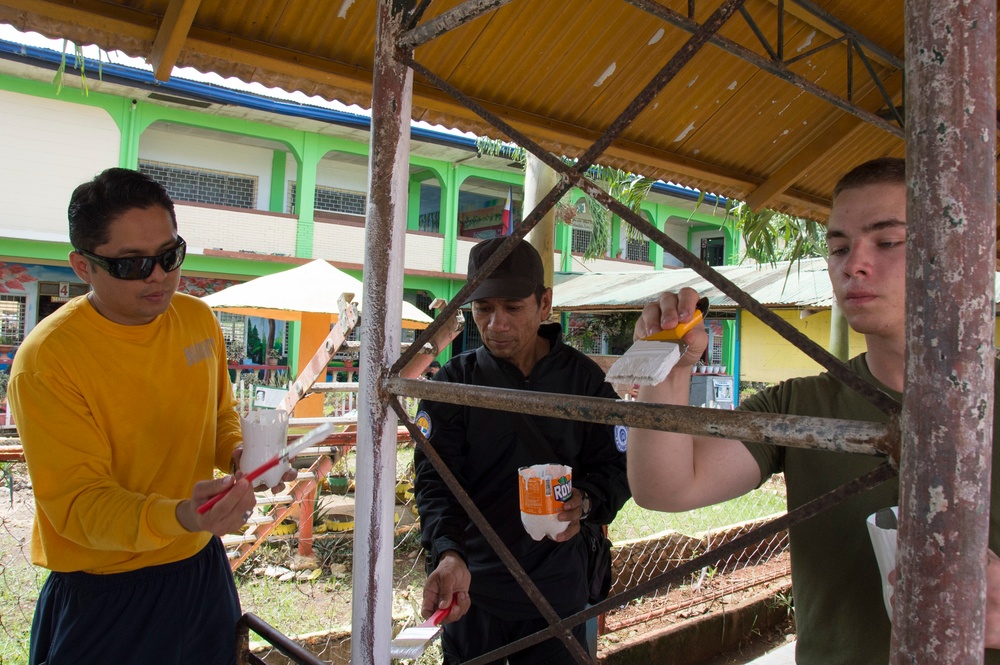 7th Fleet Sailors and Marines join local police in community relations project in Puerto Princesa