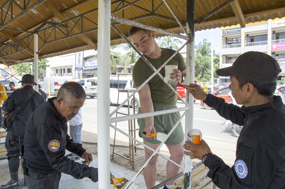 7th Fleet Sailors and Marines join local police in community relations project in Puerto Princesa