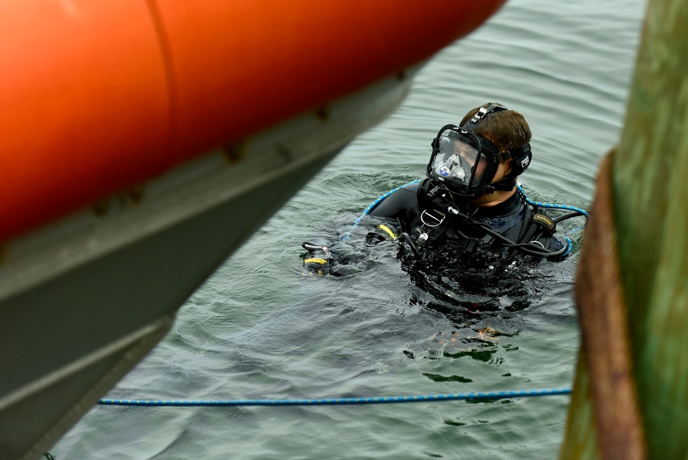 Coast Guard divers participate in Joint Exercise Black Drum