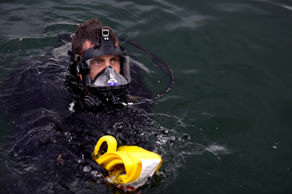 Coast Guard divers participate in Joint Exercise Black Drum