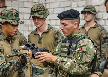 26th MEU Marines, Romanian Marines teach weapon systems classes during BALTOPS