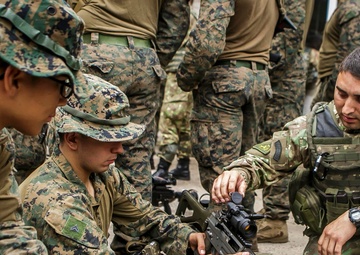 26th MEU Marines, Romanian Marines teach weapon systems classes during BALTOPS