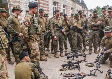 26th MEU Marines, Romanian Marines teach weapon systems classes during BALTOPS