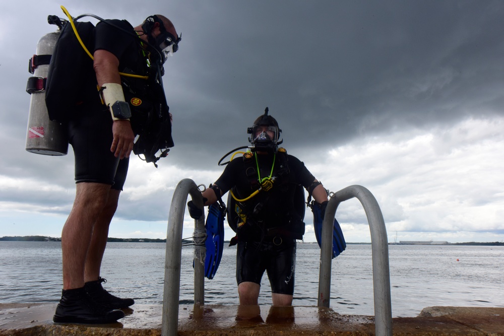 Coast Guard divers participate in Joint Exercise Black Drum