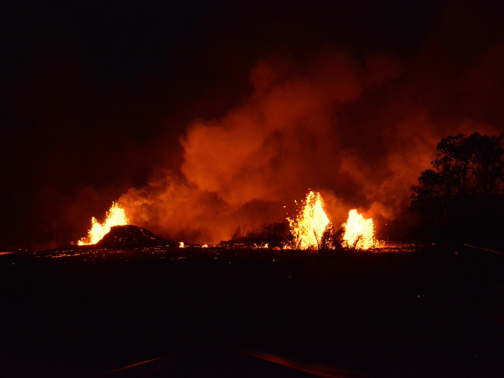 Puna fissures light up the night sky