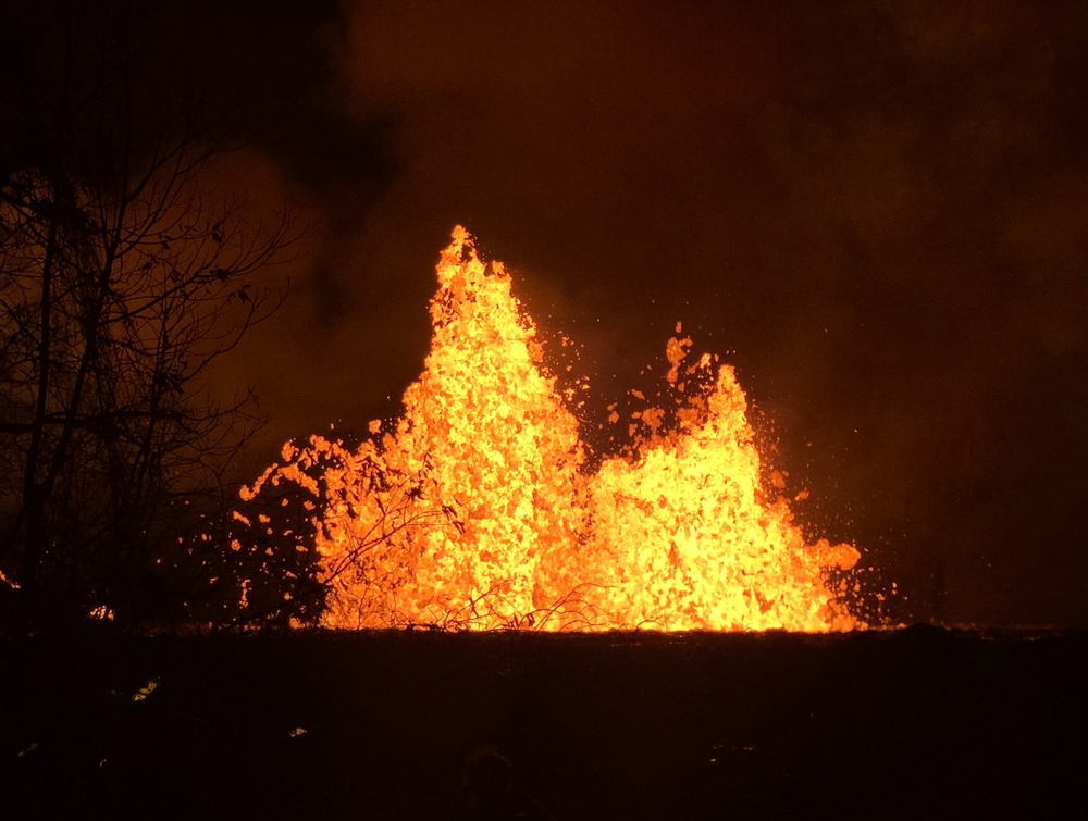 Puna fissures light up the night's sky