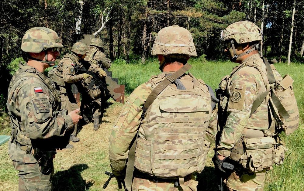 Polish soldier instructs U.S. Army Soldiers