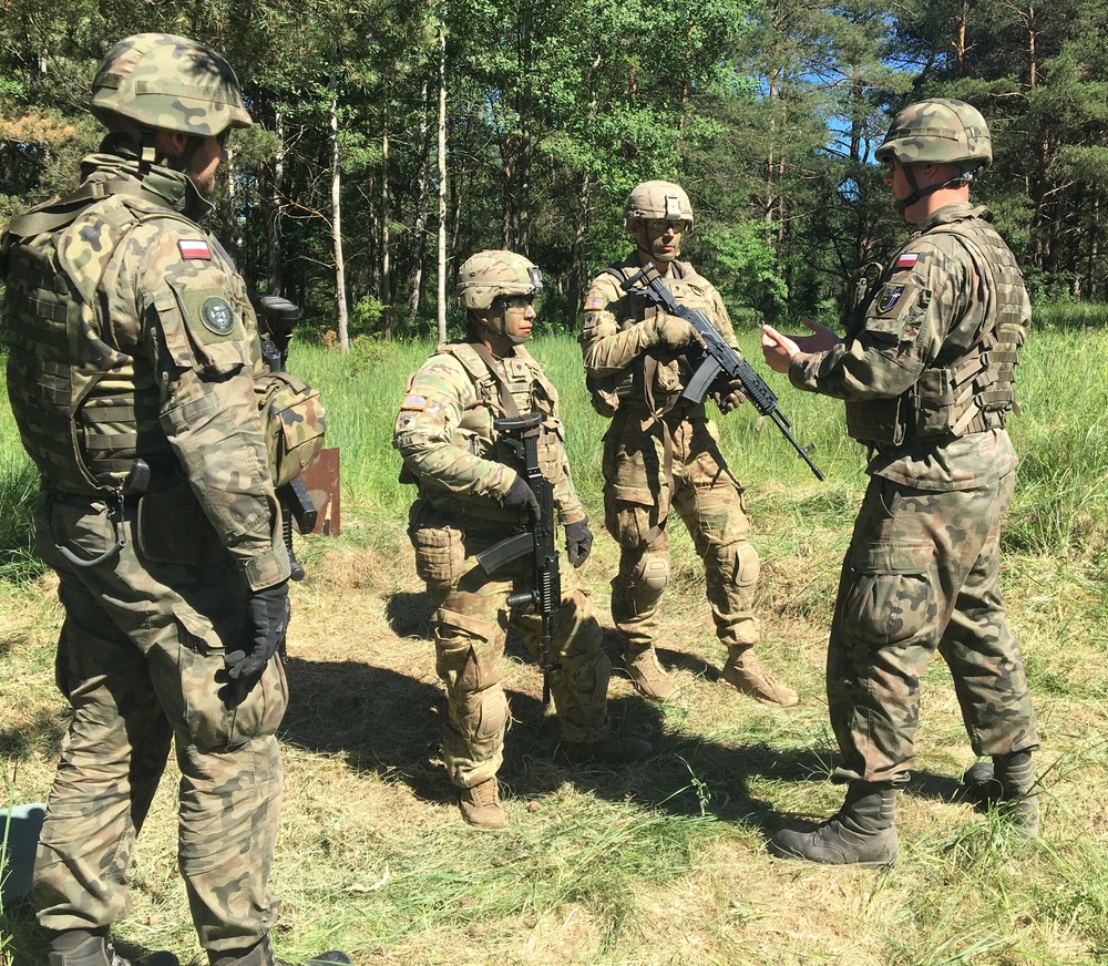 Polish soldiers instruct U.S. Army soldiers