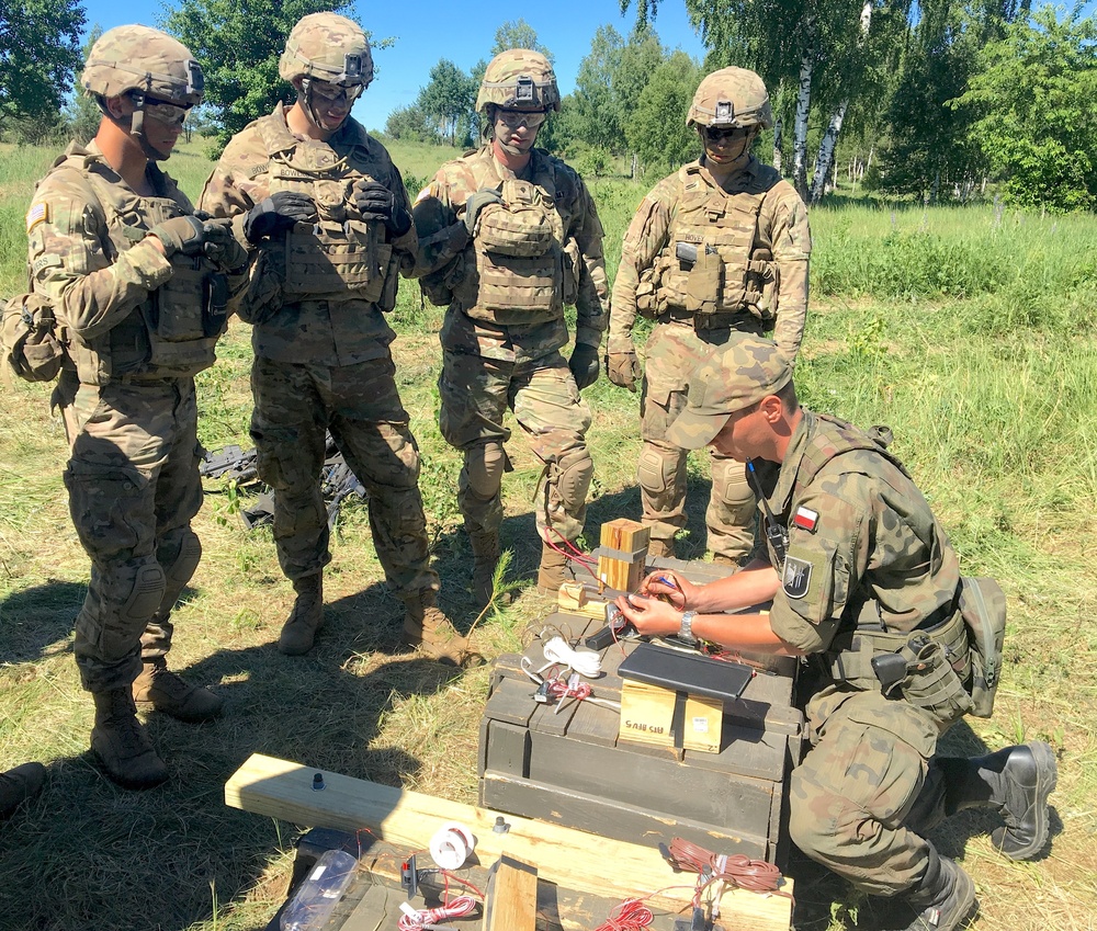 Polish soldier instructs U.S. Army soldiers on IED identification