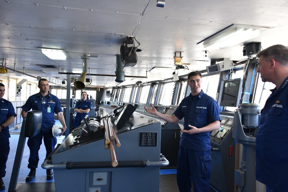 Coast Guard Commandant meets with Polar Star crew