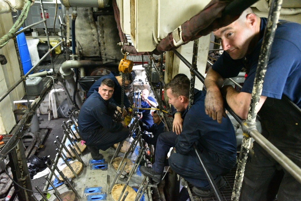 Coast Guard Commandant meets with Polar Star crew