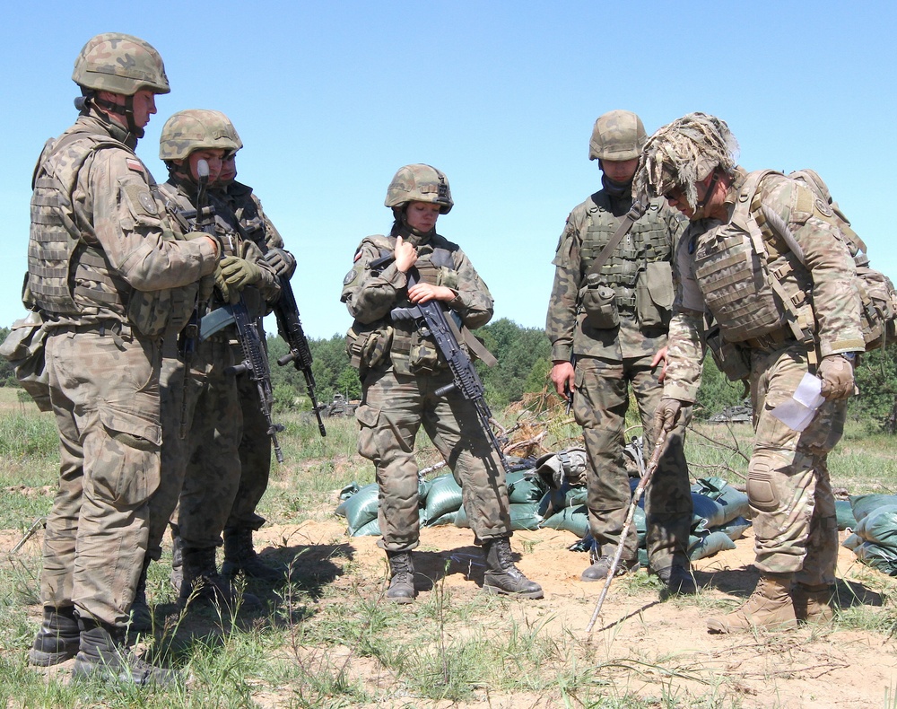U.S. Army Staff Sgt. cross trains Polish Army soldiers on U.S. infantry tactics