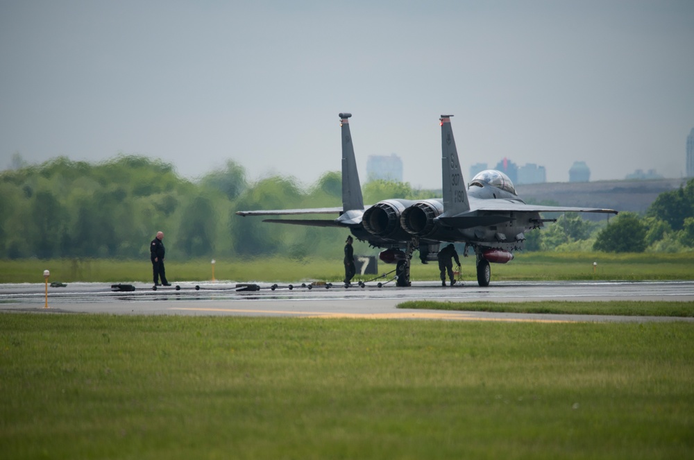 F-15 catches the barrier in preparation for 2018 Thunder of Niagara