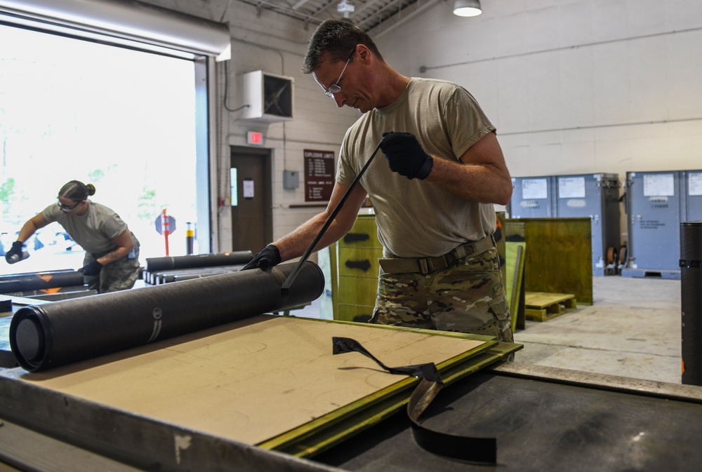 1st SOW commander builds 105mm rounds with Ammo Airmen