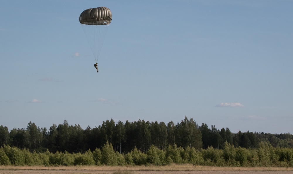Lithuanian, US Soldiers fall from sky