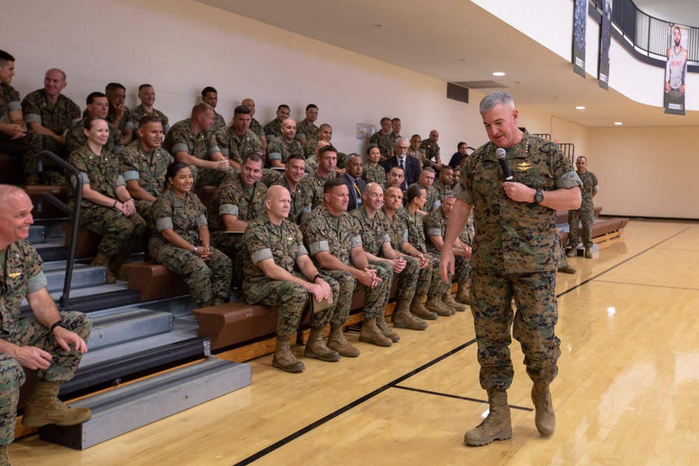 General Walters visits U.S. Southern Command