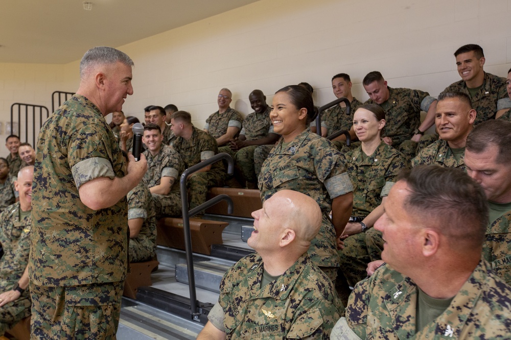 General Walters visits U.S. Southern Command