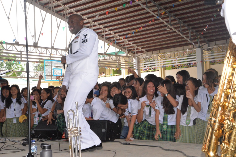 7th Fleet Band plays for students in Puerto Princesa